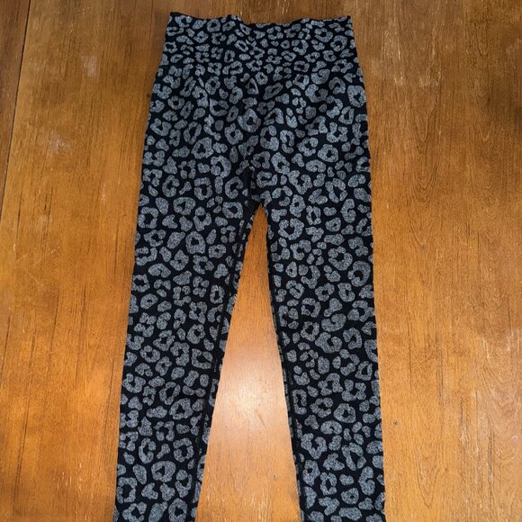 Black Silver Leopard Scrunch Booty Yoga Pants Butt Lifting Size Medium - Picture 4 of 8